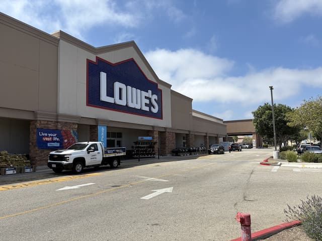 NewMark Merrill Takes Over Management of Oxnard's Carriage Square Retail Center