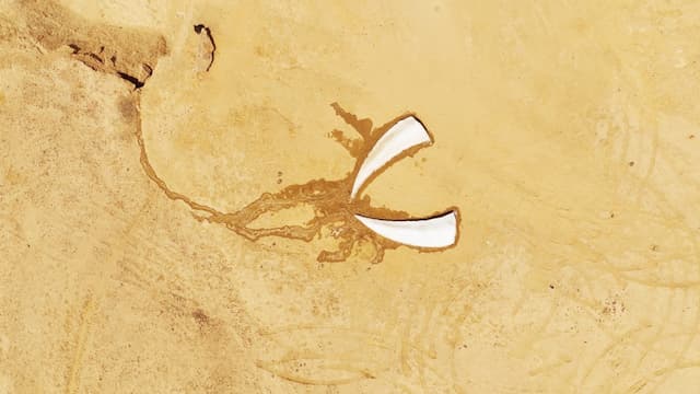 Siberian Artist Melts Ice Sculpture in Egyptian Desert for Climate Message