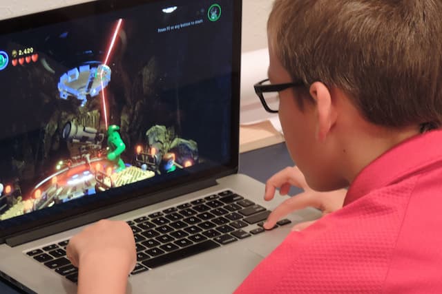 Excessive Screen Time Linked to Higher Heart Disease Risk in Youth