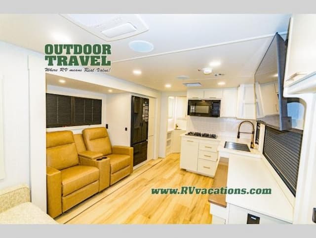 Summer Drives RV Interest: Outdoor Travel Highlights Key Season