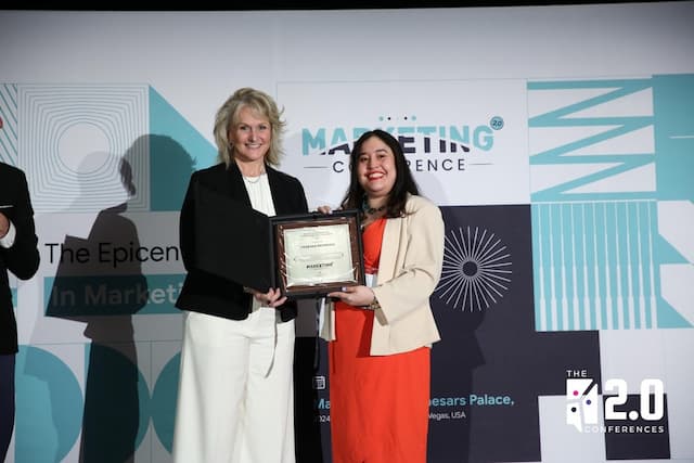 Y Communicate Founder Wins Outstanding Leadership Award at Marketing 2.0 Conference