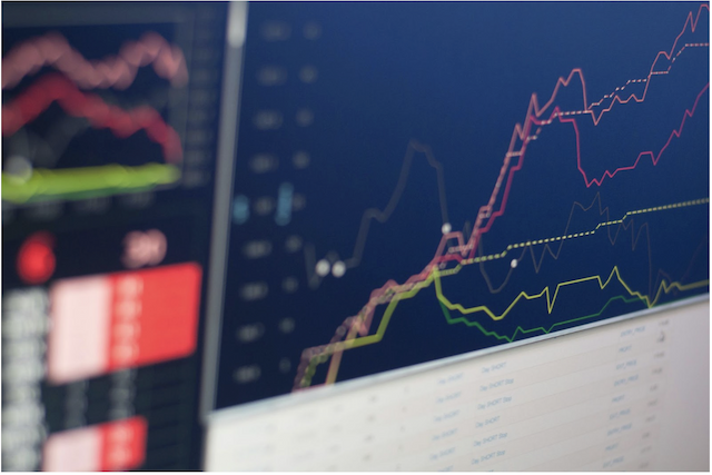 Funded Trader Programs vs. Live Accounts: When to Choose Simulated Environments Over Independent Trading