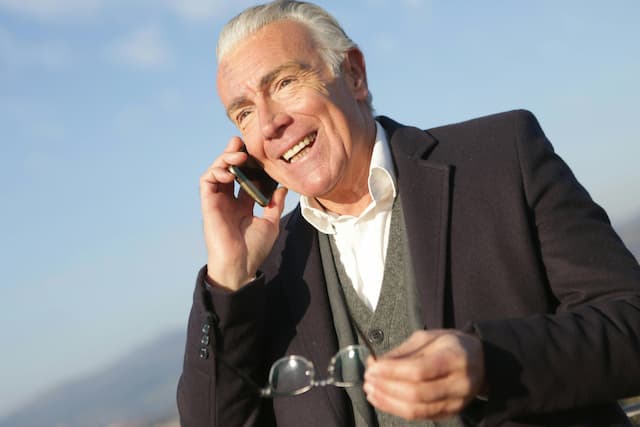 The Appeal of Flip Phones for Seniors: Simplicity, Security, and Reliability