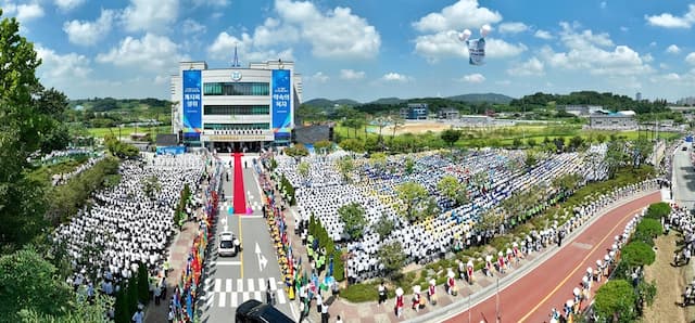 Shincheonji Church Chairman Lee Man-hee Impresses 80,000 at Worship Gathering in South Korea