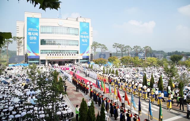 Chairman Lee's Revelation Sermon Draws 80,000 Attendees at Cheongju Church Anniversary Celebration